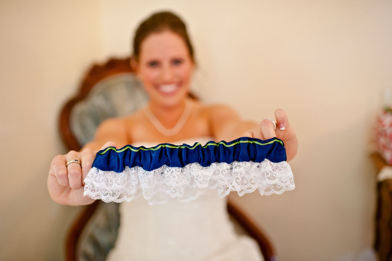 Illustration for article titled This Is What A Seahawks-Themed Wedding Looks Like